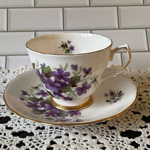 Purple Violets Colclough brand Tea Cup and Saucer Bone China / G665 / pattern #